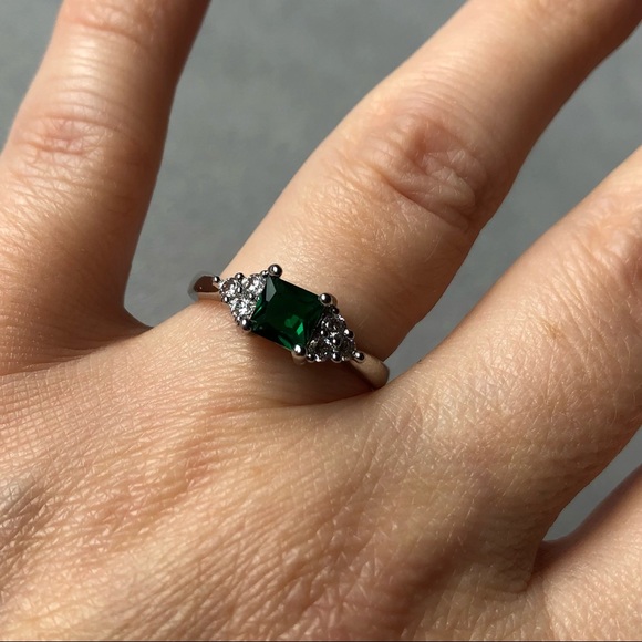 Emerald Colour Square Cut Stone ~ Stainless Steel Ring ~ Women’s Size 7 - Picture 6 of 11